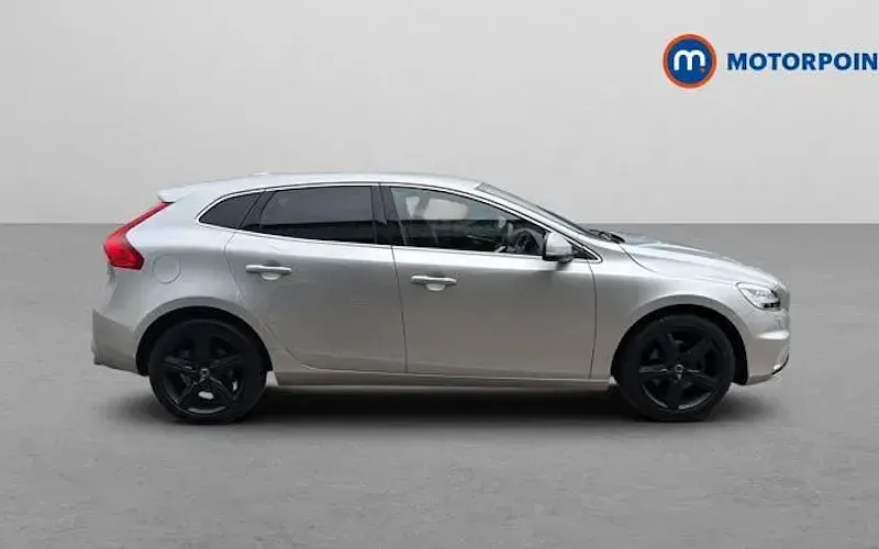 Used Volvo V40 R-Design 122 HP (89 kW) 2019 Silver Hatchback