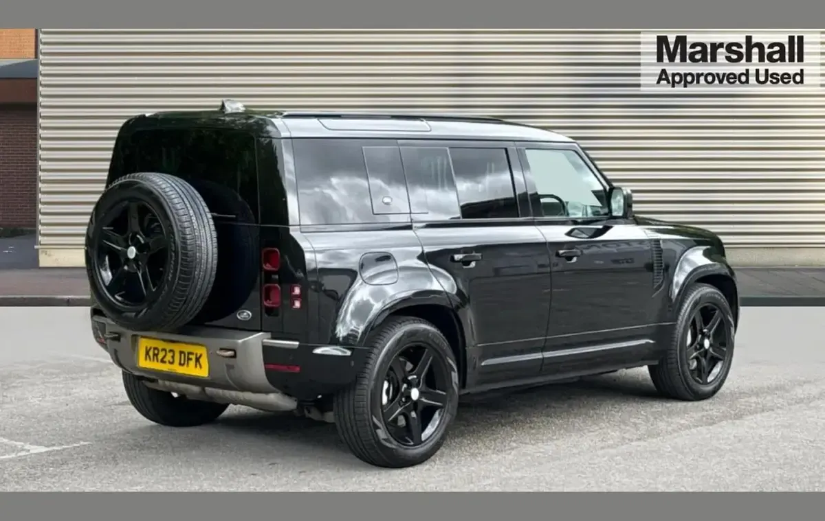 Begagnad Land Rover Defender Dynamic 300 HK (220 kW) 2023 Svart SUV
