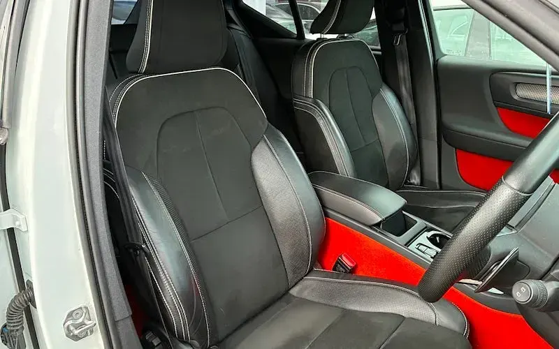 Used Volvo XC40 R-Design 190 HP (139 kW) 2019 White SUV