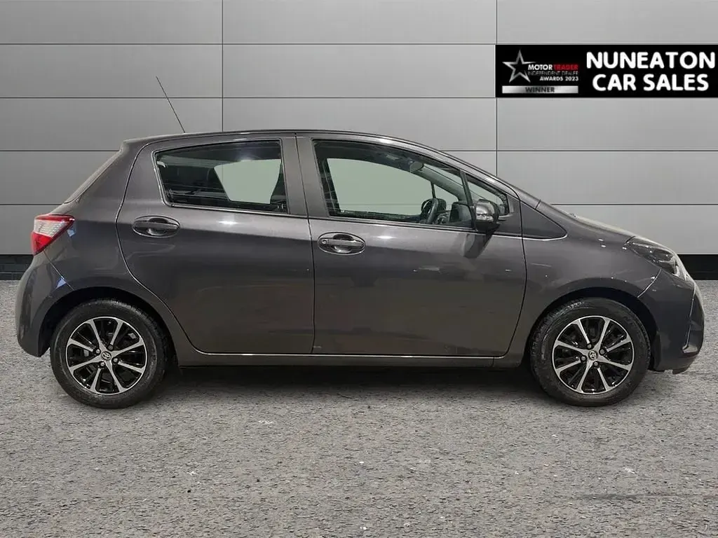 Begagnad Toyota Yaris 111 HK (81 kW) 2019 Grå Halvkombi