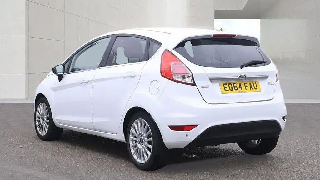 Used Ford Fiesta Titanium 98 HP (72 kW) 2014 White Hatchback