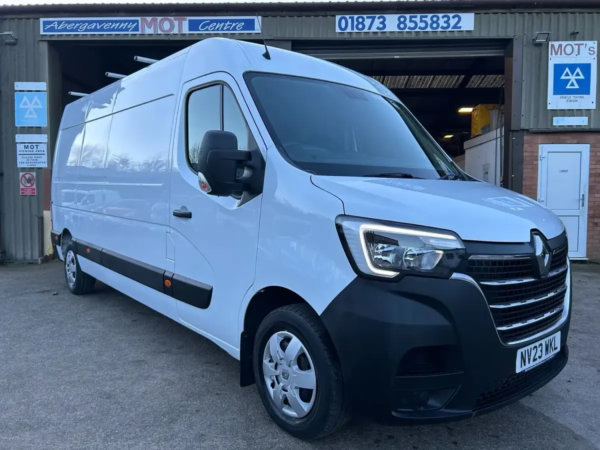 Used Renault Master 135 HP (99 kW) 2023 White MPV