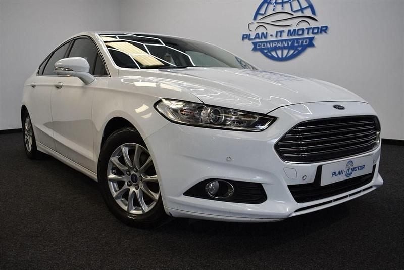 Used Ford Mondeo Zetec 2015 White Hatchback