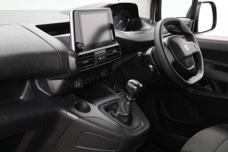 Used Peugeot Partner 100 HP (73 kW) 2022 White MPV