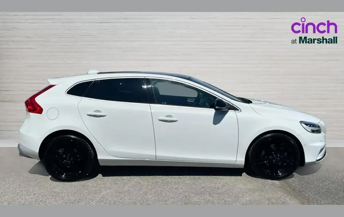 Used Volvo V40 R-Design Pro 152 HP (111 kW) 2018 White Hatchback