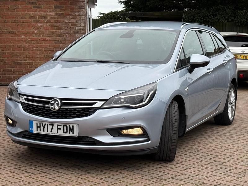 Used Vauxhall Astra Elite 125 HP (91 kW) 2017 Silver Estate