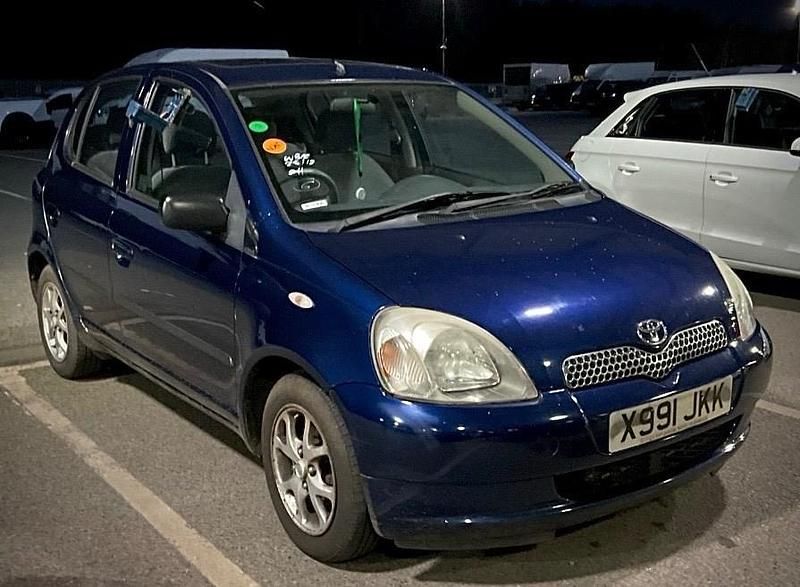 Blue Used 2000 Toyota Yaris Hatchback | £2,650 (A bit pricey) - Image 1/4