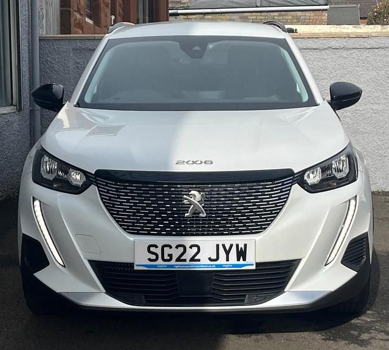 Second-hand Peugeot 2008 Allure Premium 2022 Alb SUV