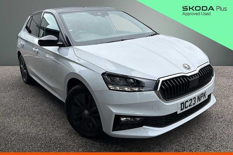 Used Skoda Fabia Colour Edition 70 HP (51 kW) 2023 Moon white metallic body / black magic pearl effect roof Hatchback