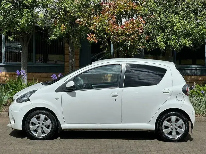 Used Toyota Aygo 68 HP (50 kW) 2012 White Hatchback
