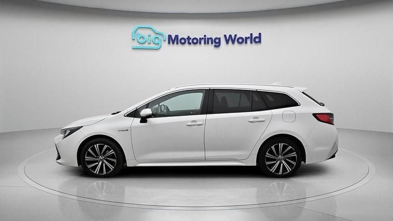 Used Toyota Corolla Design 184 HP (135 kW) 2021 White Estate