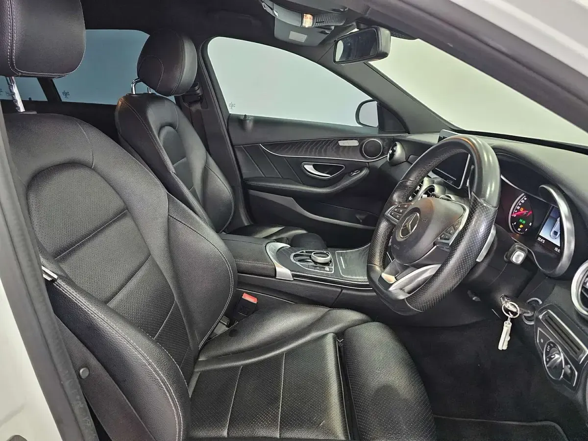 Used Mercedes C200 AMG line 136 HP (100 kW) 2018 White Sedan