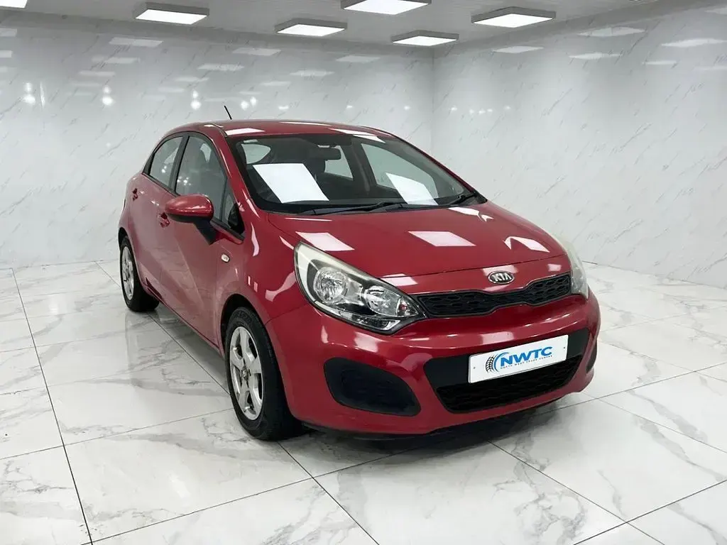 Used Kia Rio 85 HP (62 kW) 2013 Red Hatchback