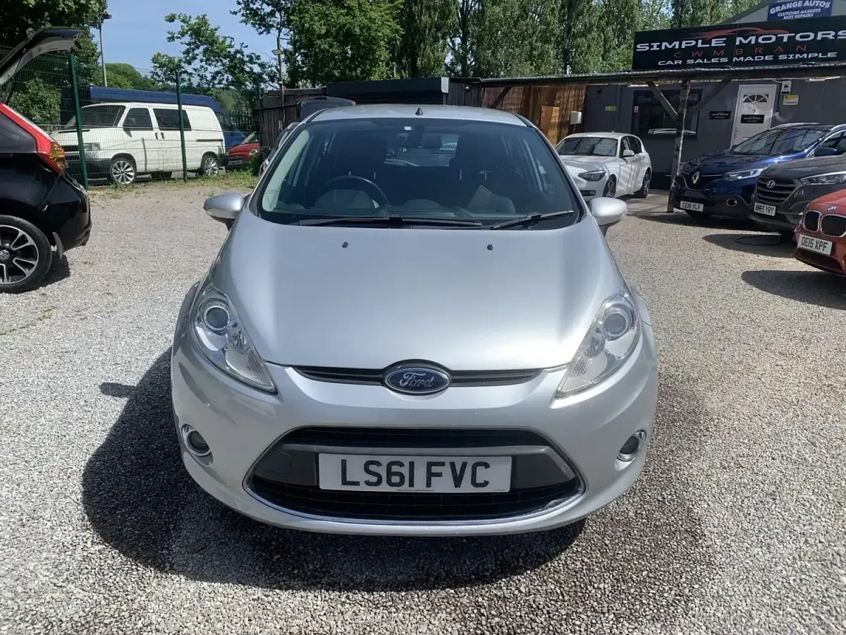 Usado Ford Fiesta Zetec 94 HP (69 kW) 2011 Prateado Citadino
