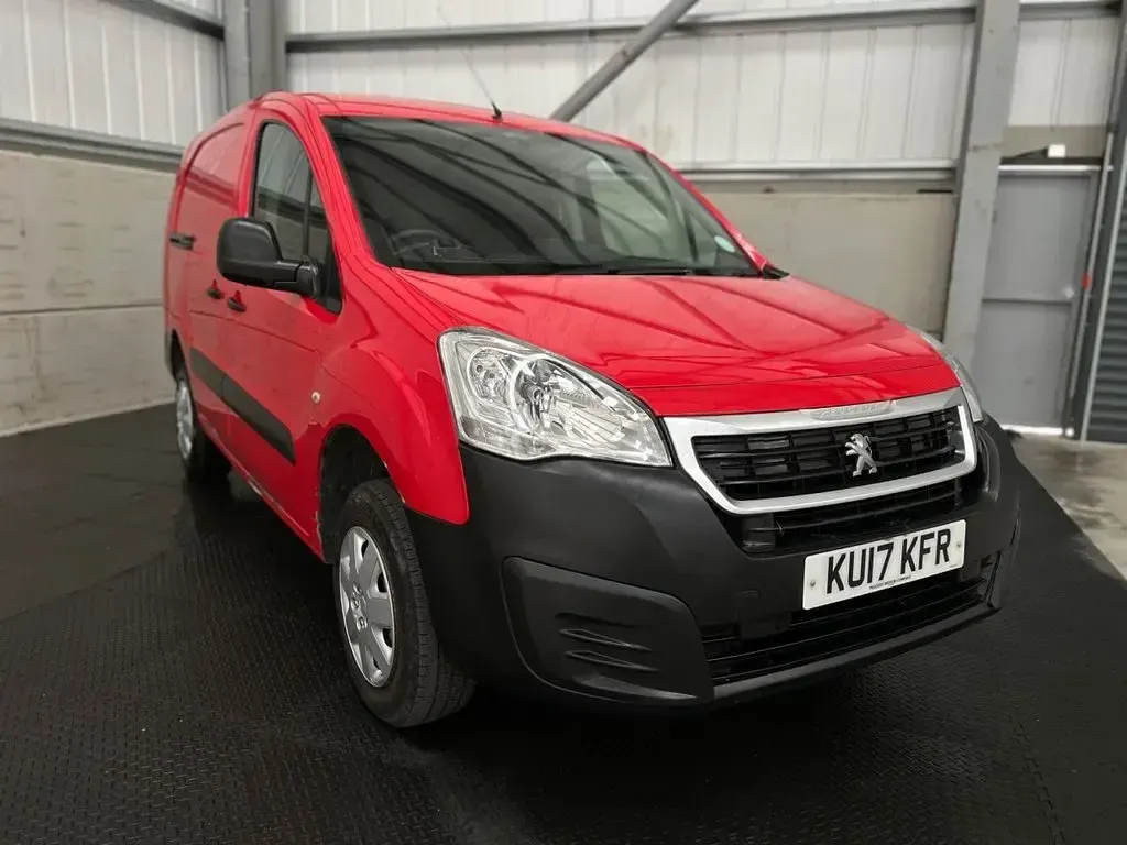 Used Peugeot Partner S 100 HP (73 kW) 2017 Red