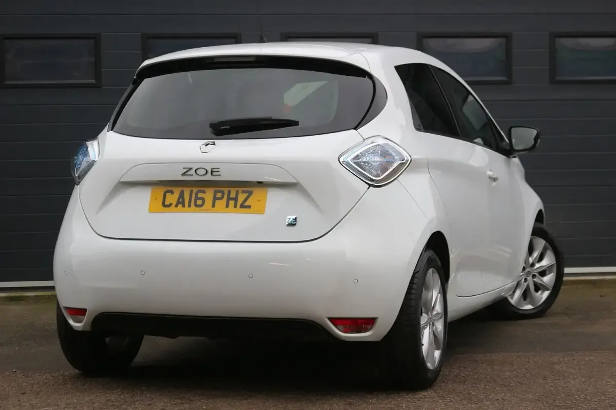 Used Renault Zoe Dynamique 64 kW (88 HP) 2016 White Hatchback