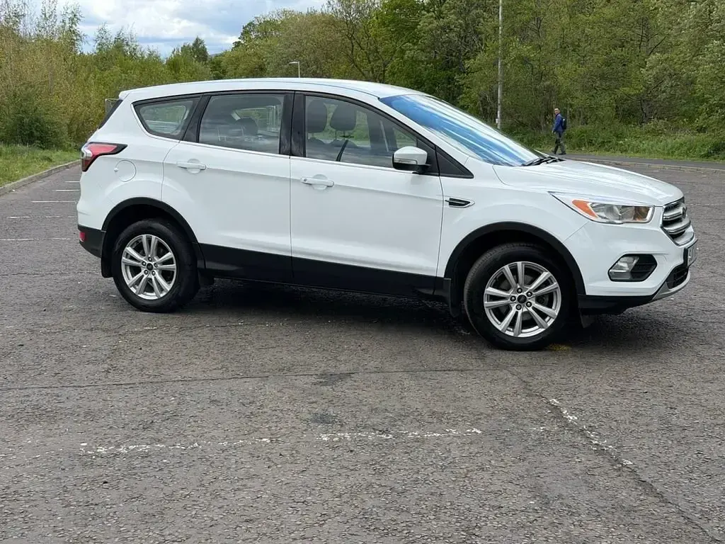 Usado Ford Kuga Zetec 120 CV (88 kW) 2017 Blanco SUV