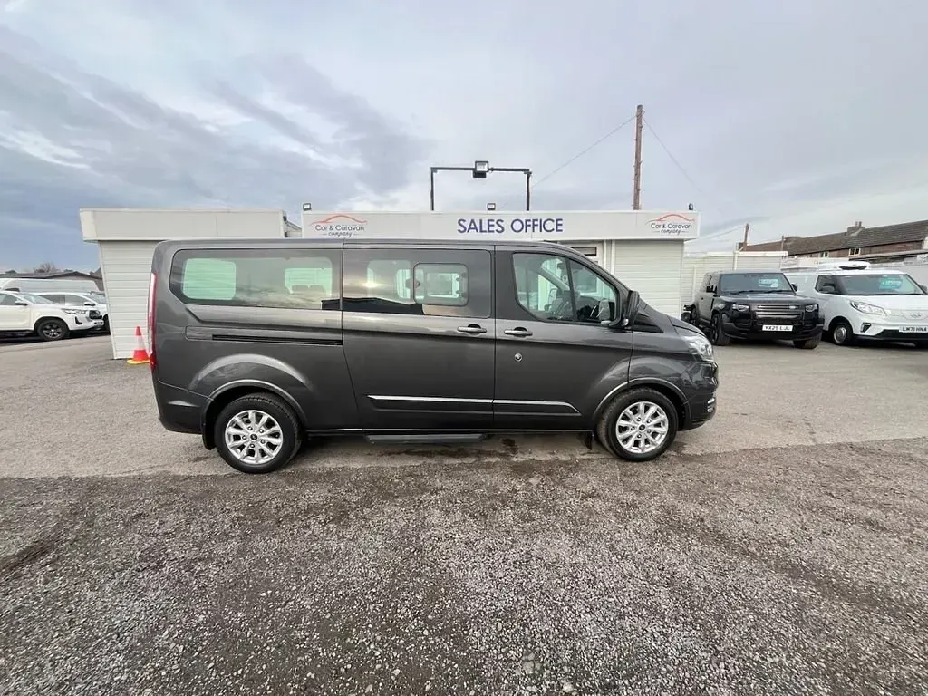 Begagnad Ford Tourneo Custom Titanium 2022 Grå Van