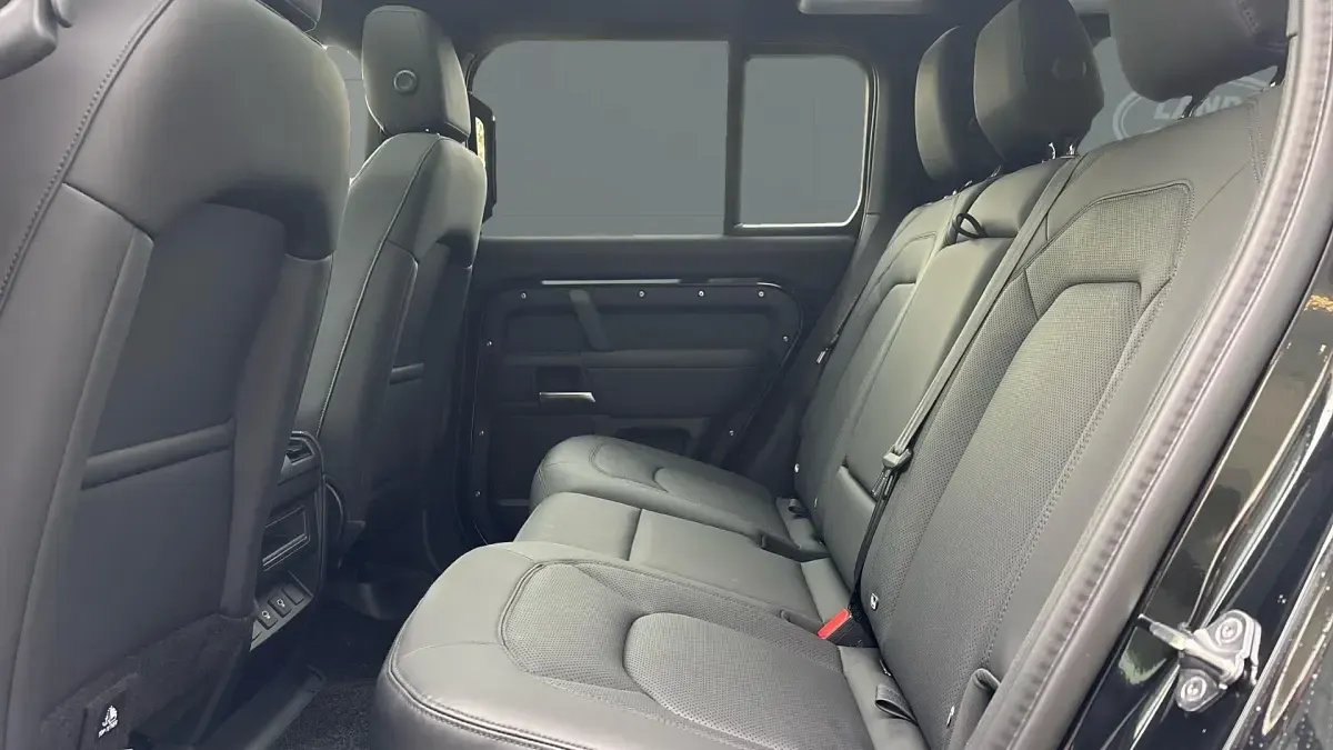 Used Land Rover Defender SE Dynamic 249 HP (183 kW) 2025 Santorini black SUV