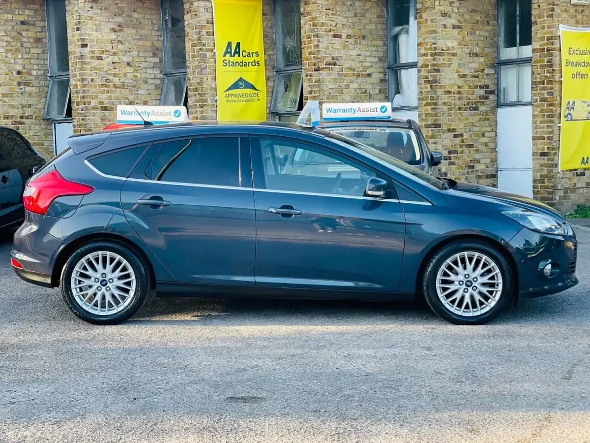 Usado Ford Focus Zetec 125 HP (91 kW) 2013 Cinzento Citadino