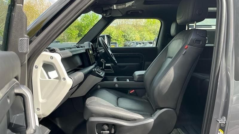 Usado Land Rover Defender HSE Dynamic 249 HP (183 kW) 2023 Cinzento SUV