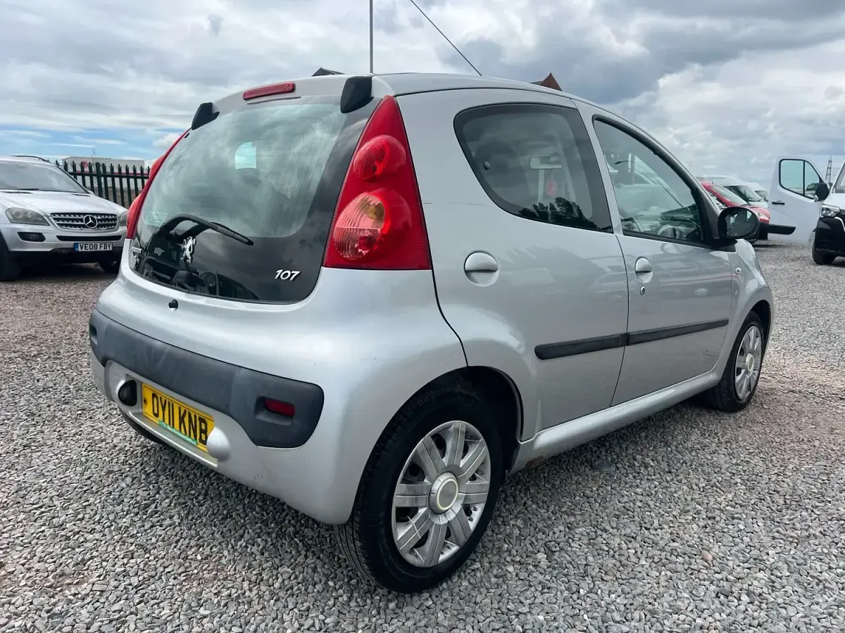 Used Peugeot 107 68 HP (50 kW) 2011 Silver Hatchback