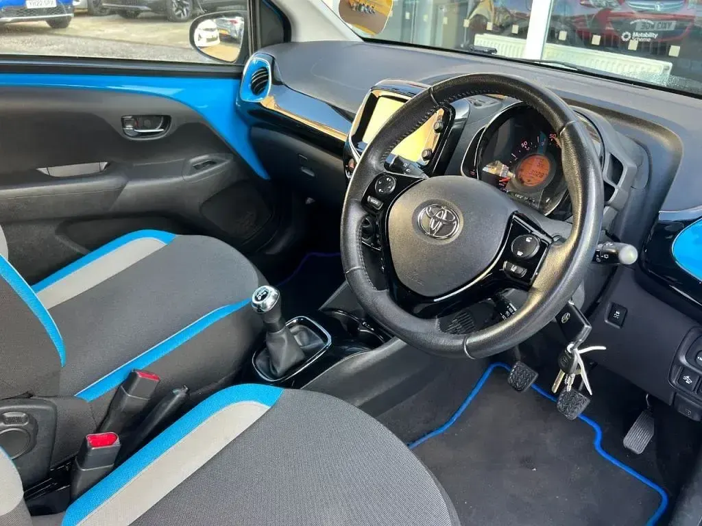 Usado Toyota Aygo X-cite 69 HP (50 kW) 2015 Azul Citadino