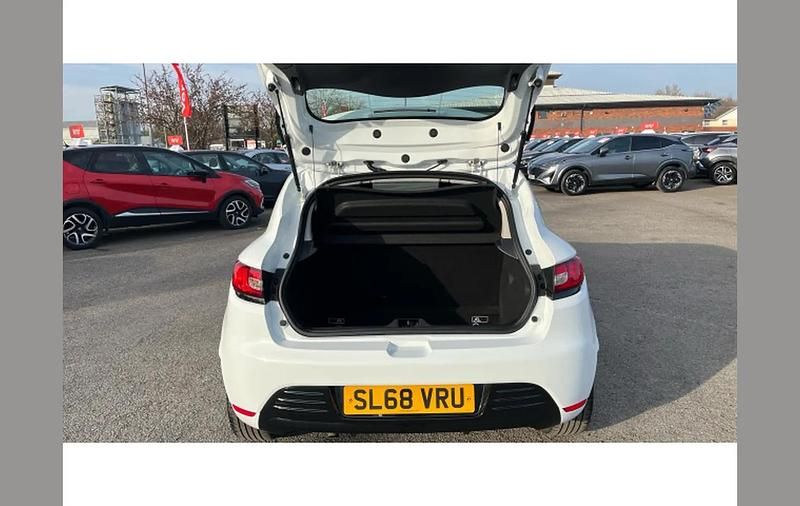 Used Renault Clio IV Play 75 HP (55 kW) 2018 White Hatchback