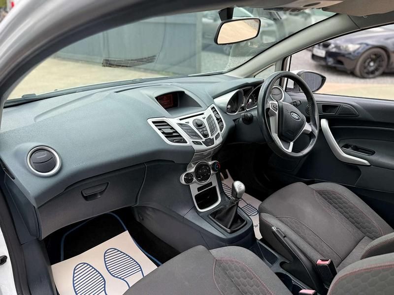 Used Ford Fiesta Zetec 82 HP (60 kW) 2011 White Hatchback