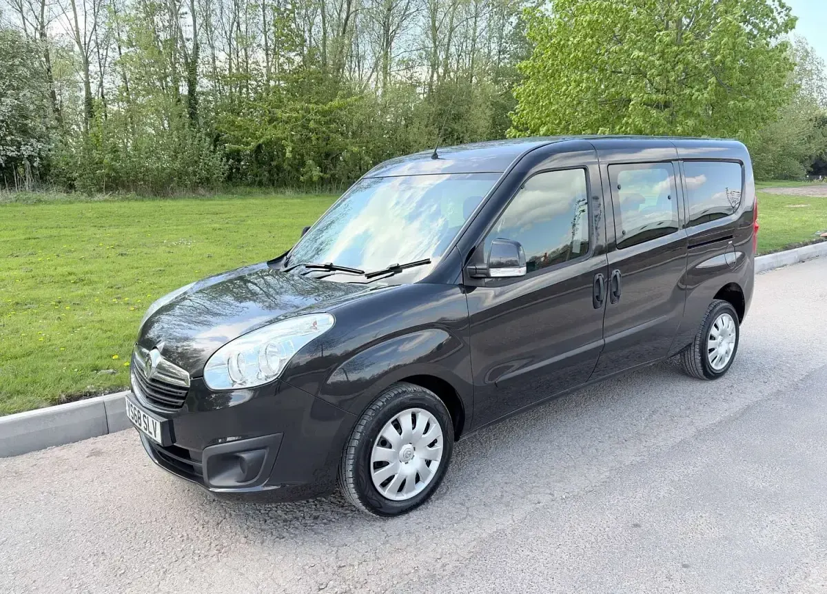 Used Vauxhall Combo 95 HP (69 kW) 2019 Black MPV