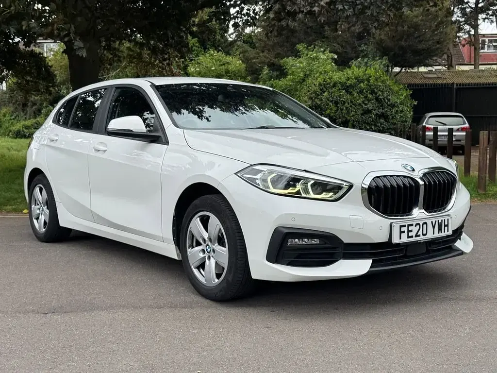 Używany BMW 118 Comfort Edition 140 KM (102 kW) 2020 Biały Hatchback