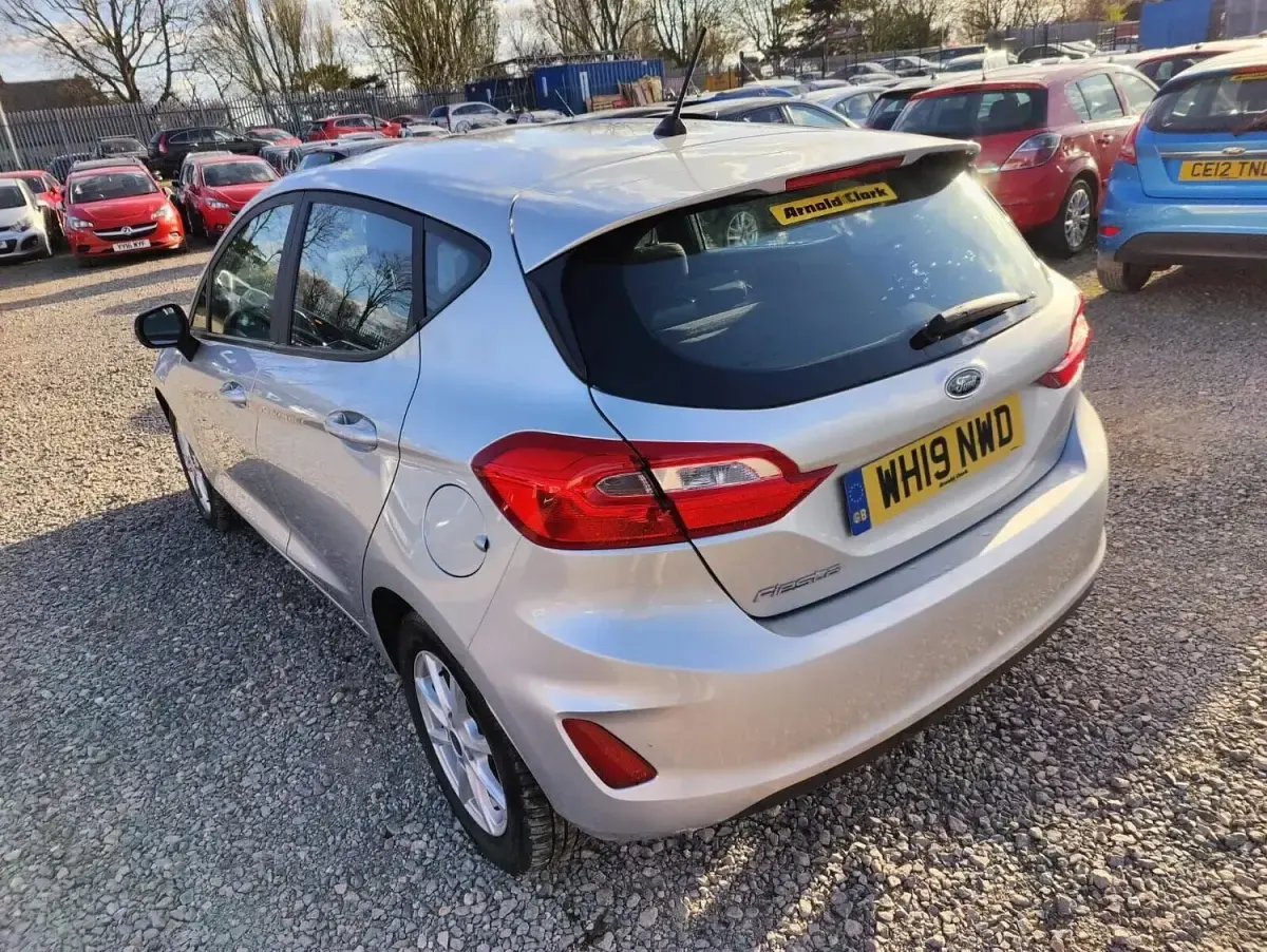 Usado Ford Fiesta Zetec 100 HP (73 kW) 2019 Prateado Citadino