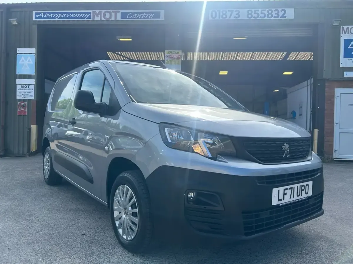 Używany Peugeot Partner Premium 75 KM (55 kW) 2021 Szary Minivan