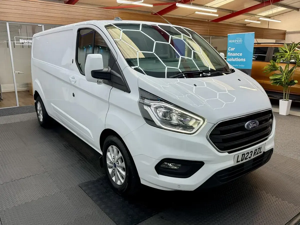 Used Ford Transit Custom Limited 130 HP (95 kW) 2023 White Van