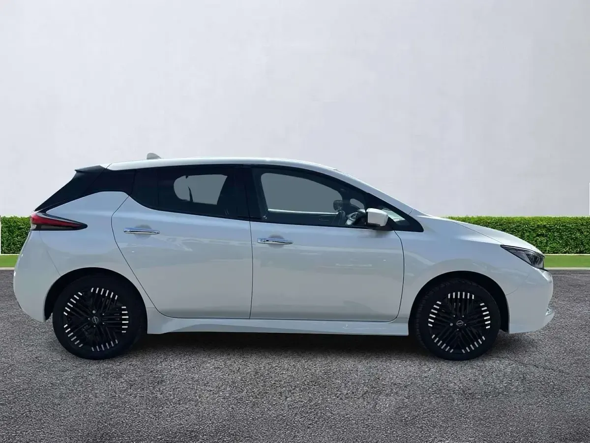 Used Nissan Leaf Tekna 160 kW (218 HP) 2023 White Hatchback