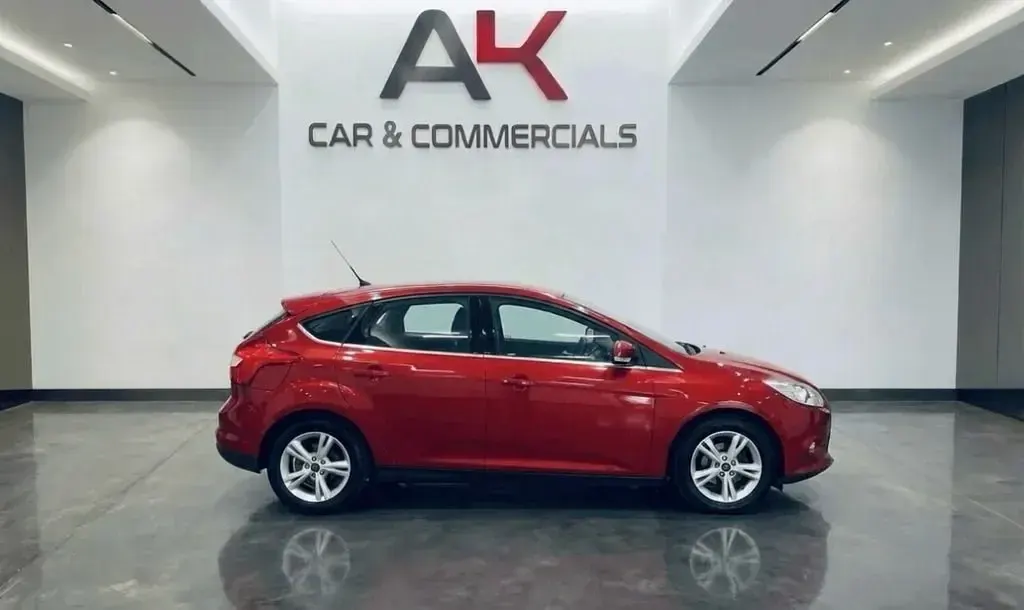 Usado Ford Focus Titanium X 115 HP (84 kW) 2011 Vermelho Citadino