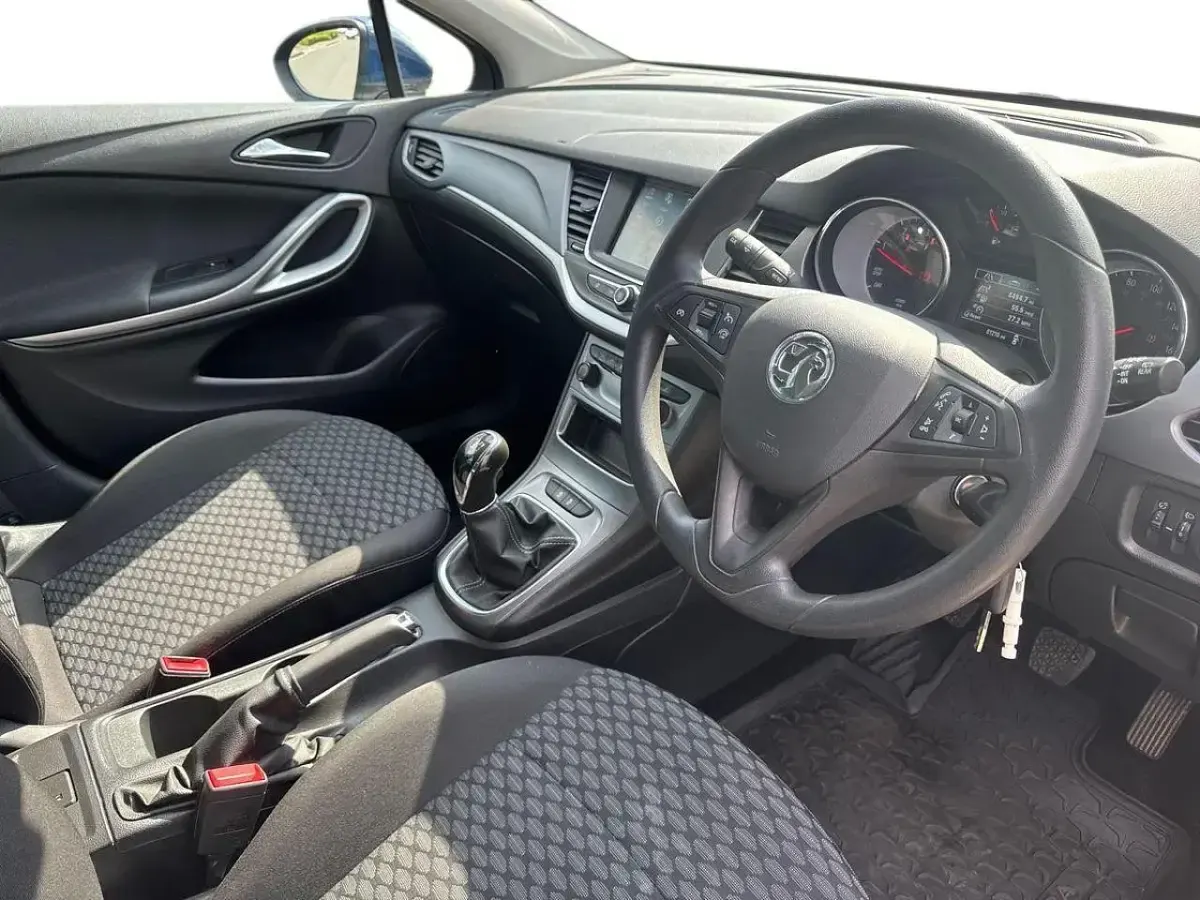 Used Vauxhall Astra Design Edition 108 HP (79 kW) 2019 Blue Estate