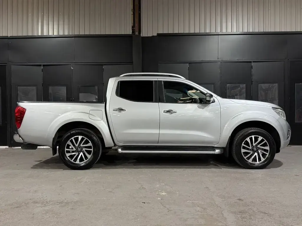 Used Nissan Navara Tekna 190 HP (139 kW) 2017 Silver Pickup