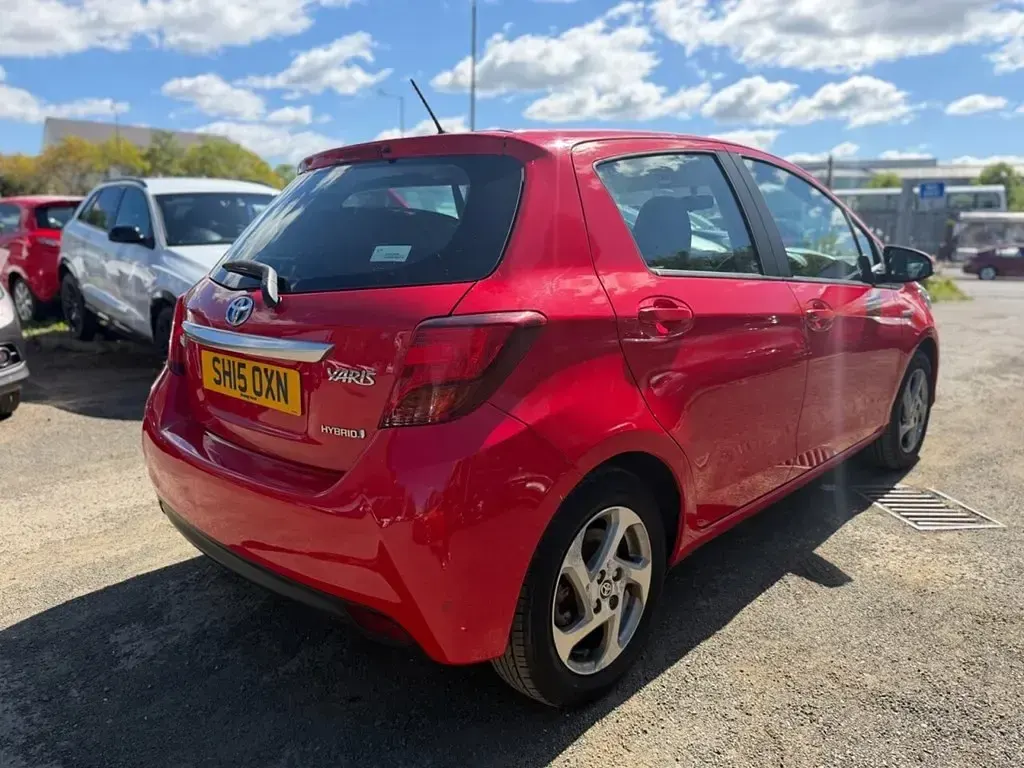 Gebraucht Toyota Yaris Hybrid 101 PS (74 kW) 2015 Rot Kleinwagen