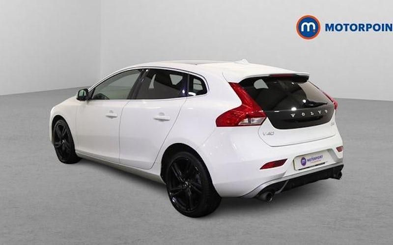 Used Volvo V40 R-Design Pro 150 HP (110 kW) 2018 White Hatchback