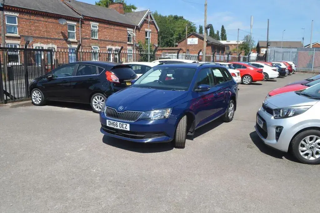 Used Skoda Fabia SE 90 HP (66 kW) 2017 Blue Estate