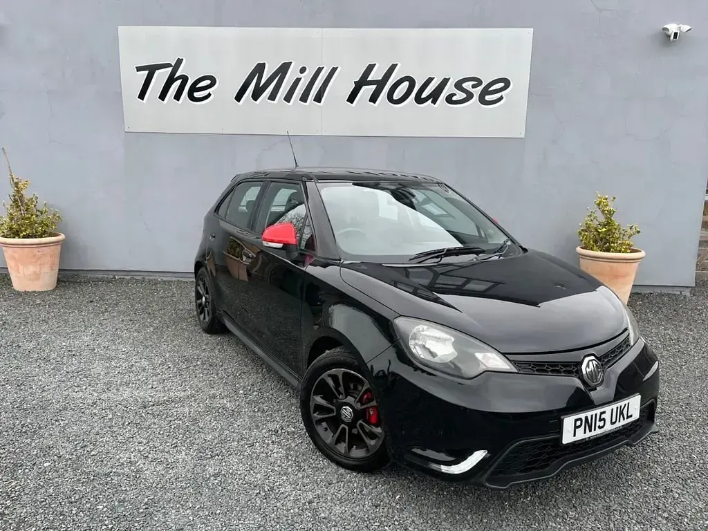 Begagnad MG MG3 2015 Svart Halvkombi