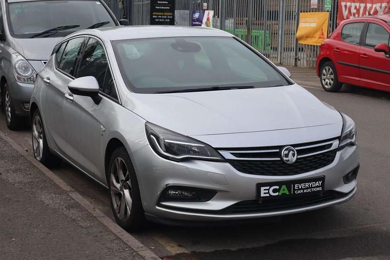 Used Vauxhall Astra SRi 105 HP (77 kW) 2016 Silver Hatchback