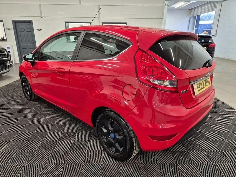 Used Ford Fiesta Zetec 95 HP (69 kW) 2012 Red Hatchback