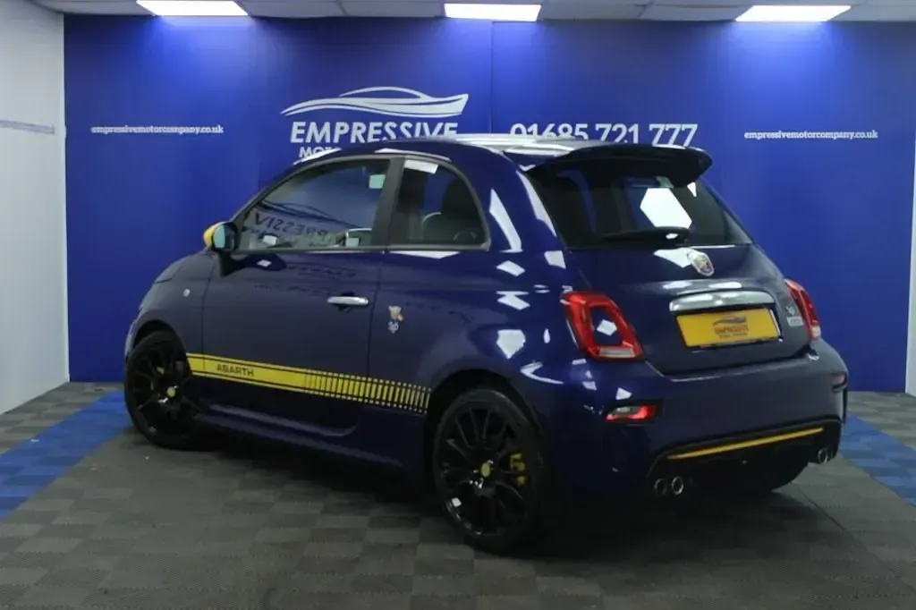 Begagnad Abarth 595 70th Anniversary 165 HK (121 kW) 2021 Blå Halvkombi