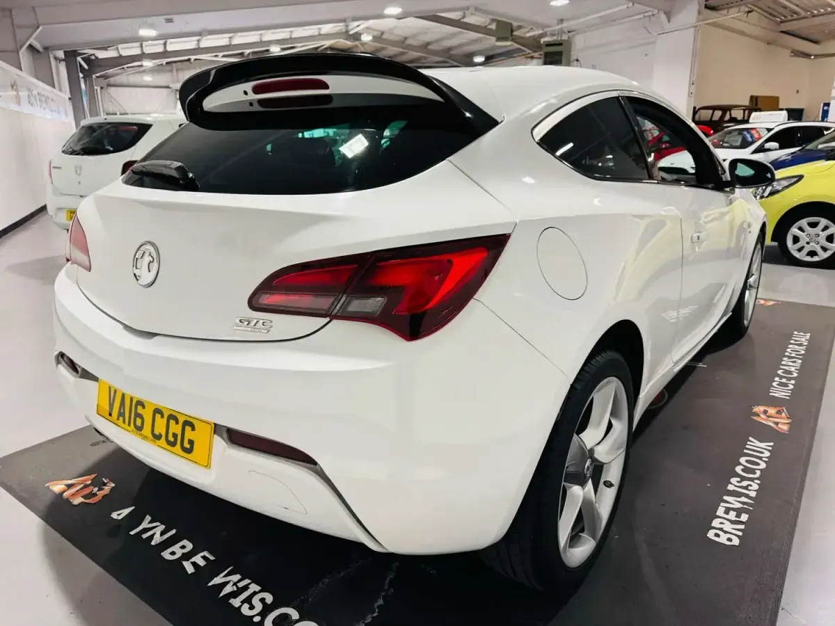 Second-hand Vauxhall Astra GTC SRi 140 CP (102 kW) 2016 Alb Coupe