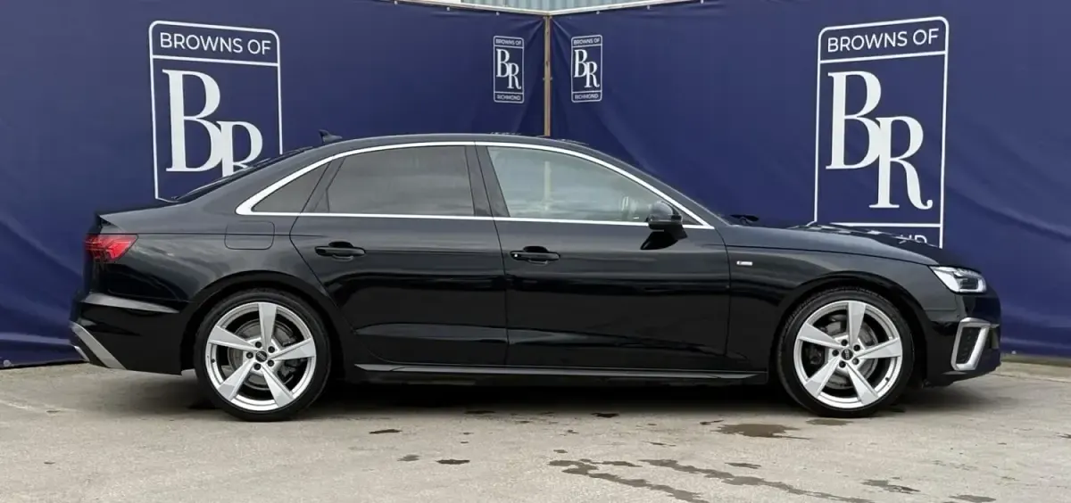 Używany Audi A4 S-Line 150 KM (110 kW) 2022 Czarny Sedan/Limuzyna