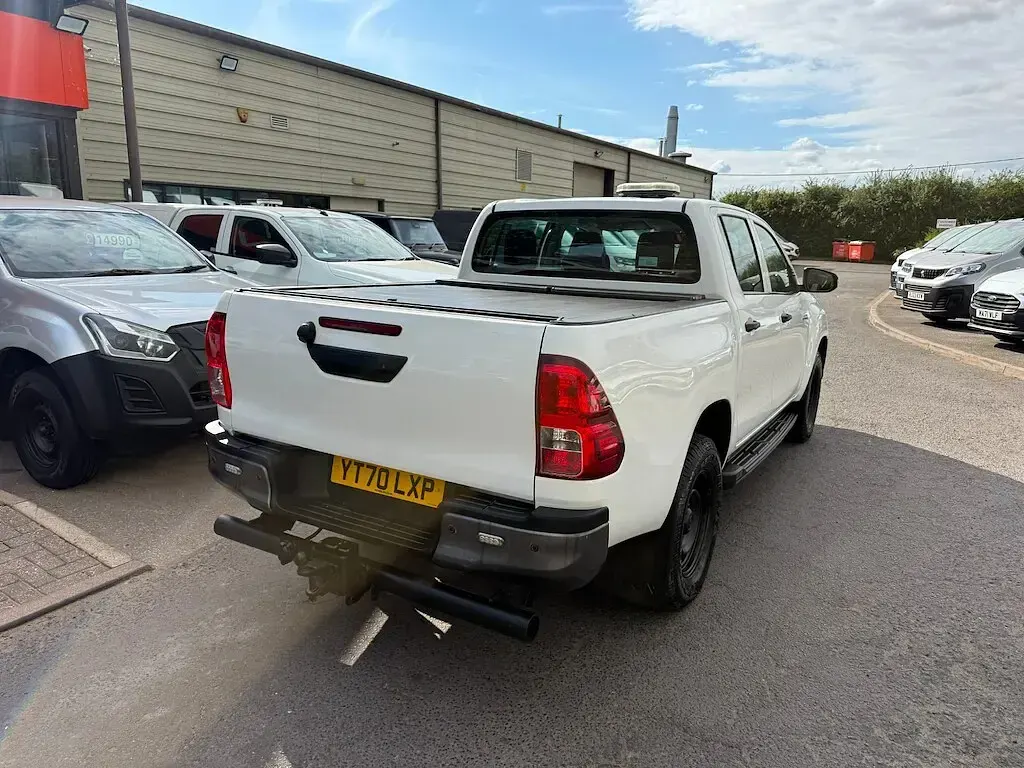 Used Toyota HiLux Active 150 HP (110 kW) 2020 White Pickup