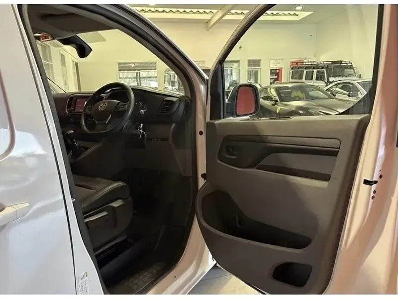 Second-hand Vauxhall Vivaro Sportive 100 CP (73 kW) 2021 Alb Monovolum