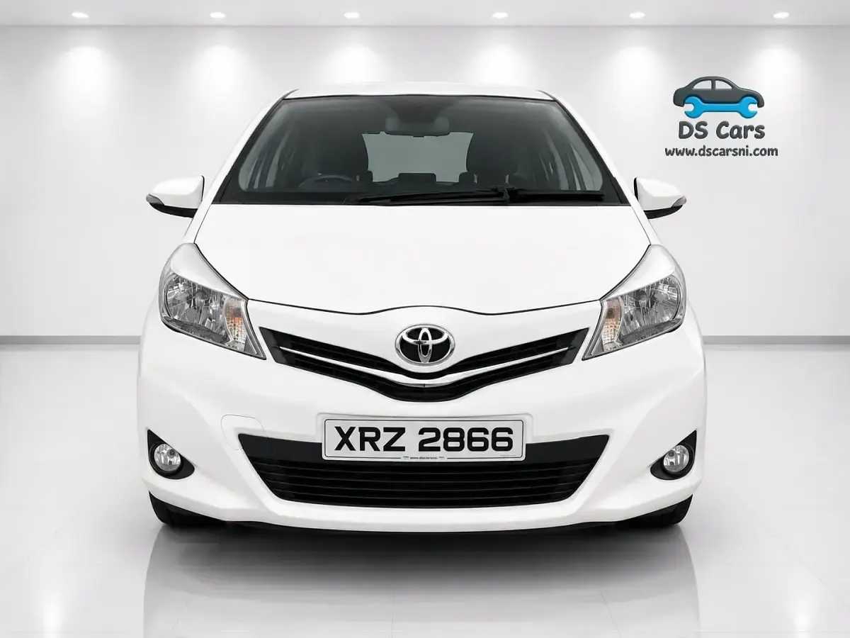 Used Toyota Yaris 99 HP (72 kW) 2014 White Hatchback